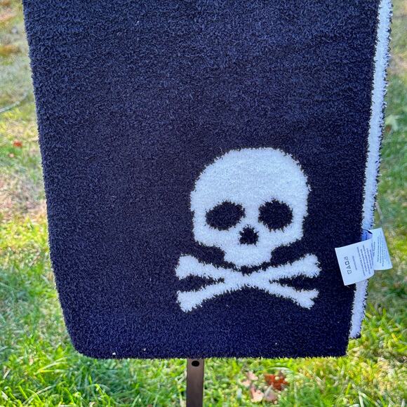 NEW Reversible Black & White Skull  Throw Halloween Blanket Cupcakes & Cashmere - Picture 3 of 9